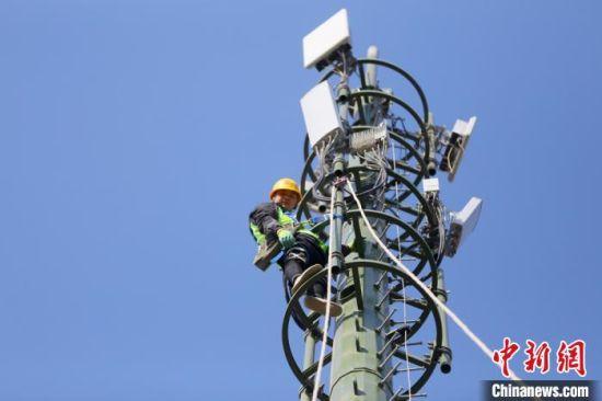 「中央媒体看甘肃」兰州5G架线员：登高80米单手装设备 “信号满格”是勋章