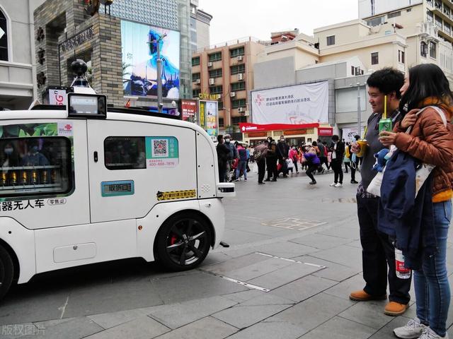 中国联通在广州北京路步行街展出“5G无人零售车”吸引游客围观