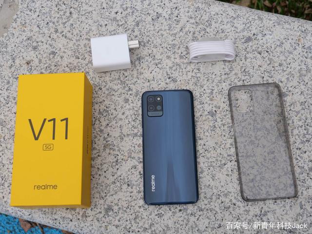 realme V11体验：5G轻薄大电池神机，买给长辈刚刚好？