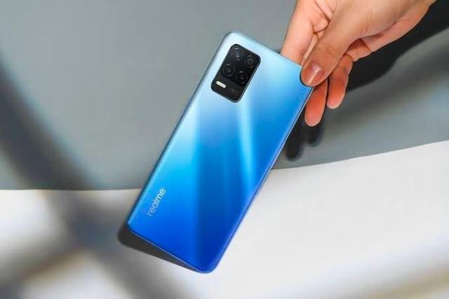 摩托罗拉 g51 与 realme 8s 这两款5G千元机对比，优缺点很明显