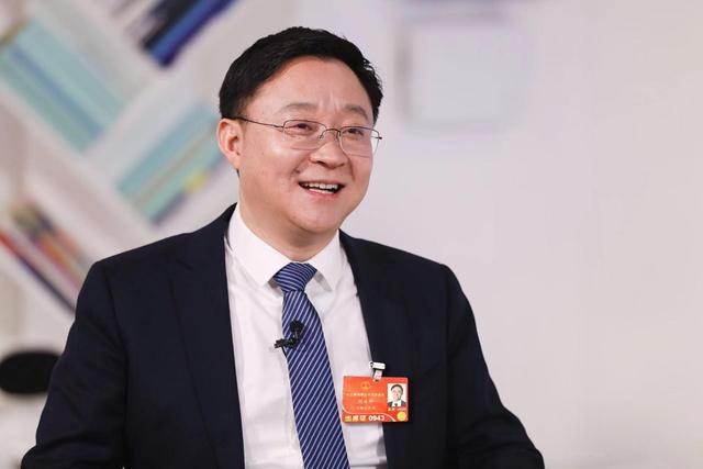 聚焦两会！全国人大代表刘庆峰：发挥5G+AI优势，弥合数字鸿沟