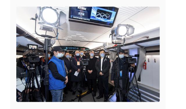 中国移动联合中国国家铁路集团有限公司、中央广播电视总台创新建设的高铁5G移动演播室正式运行
