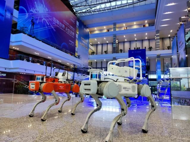 绝影X20电力巡检与应急救援机器狗亮相世界人工智能大会