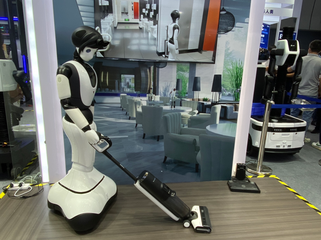 清洁地板、表演京剧……世界人工智能大会的机器人解锁新技能