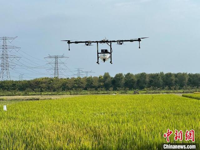 探访上海智慧农场：5G让无人农机在田间“跑”起来