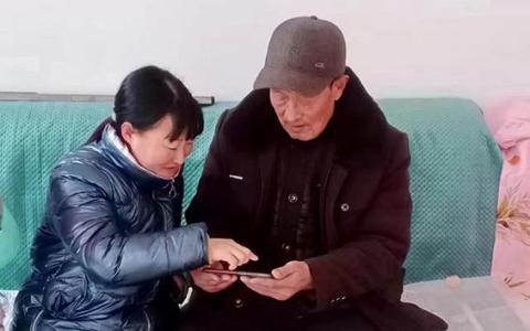收到新年货 81岁老人学会用5G手机“冲浪”
