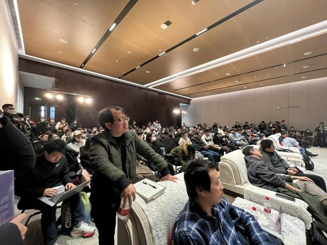 超18000人报名参加上海这场大会，“站着听”成风景线，AI创新时代来了！｜直击GAIDC