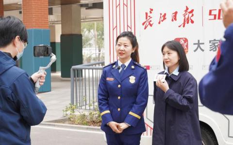 “藍(lán)朋友”不想“火”開播,，長報5G直播車開進(jìn)校園