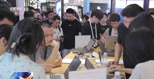 “无人工地”、智能办公软件……30多款大模型亮相人工智能大会