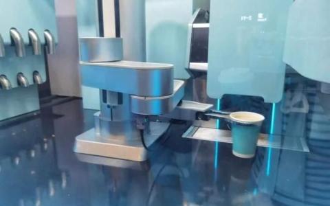 长宁这家企业的第5代机器人现磨咖啡COFE+亮相世界人工智能大会