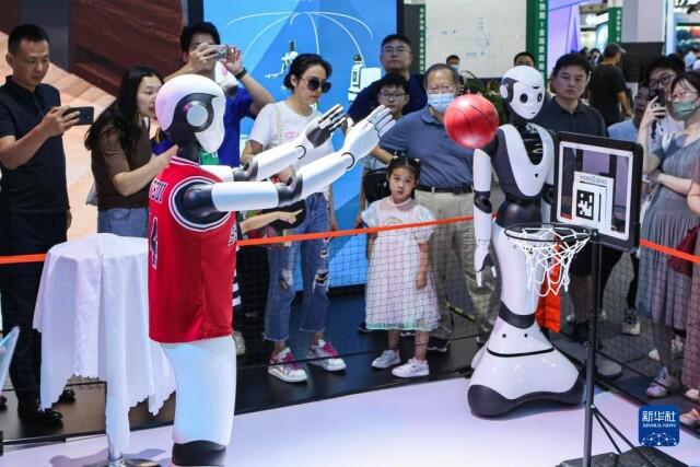 世界人工智能大会上演AI“才艺秀”