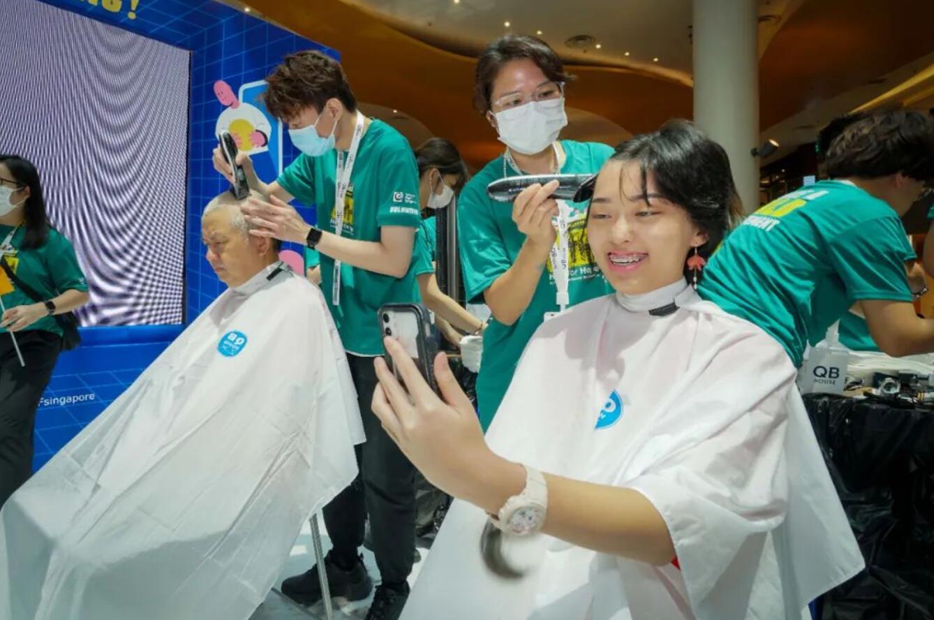 新加坡卫生部长为癌症儿童削发，超4000人“元宇宙”为削发助攻