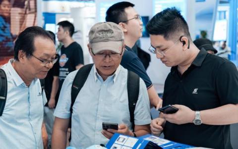 区块链纪念版NFT、按摩机器人亮相工博会，高科技进入公众生活