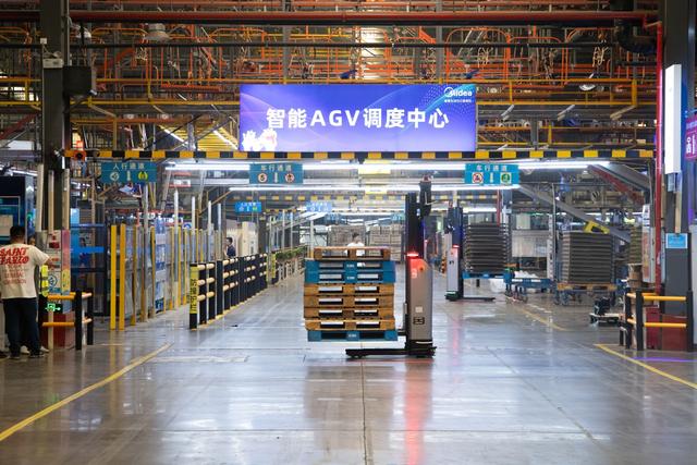 武汉美的暖通工厂坚持“智改数转”，家用中央空调生产全程实现人工智能检测