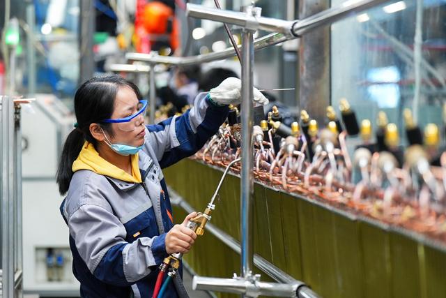 武汉美的暖通工厂坚持“智改数转”，家用中央空调生产全程实现人工智能检测