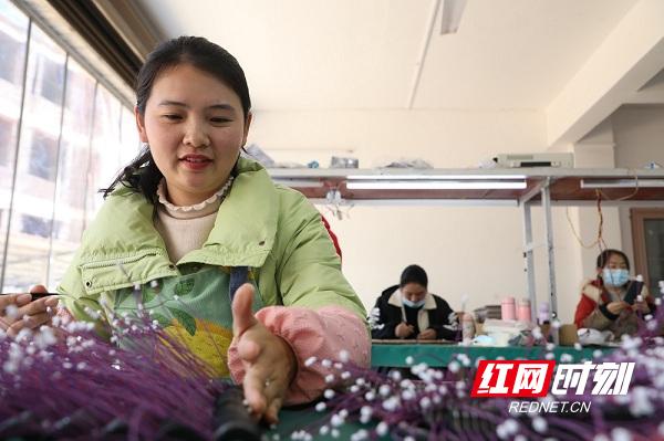 新田：社区“微工厂”让居家“宝妈”实现挣钱带娃两不误