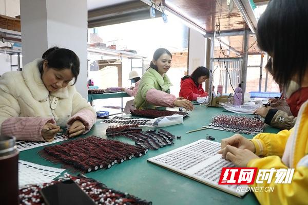 新田：社区“微工厂”让居家“宝妈”实现挣钱带娃两不误