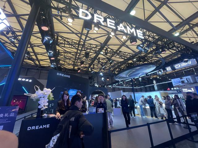 AIGC时代浪潮已至 人工智能如何落地终端？《科创板日报》记者直击AWE2024