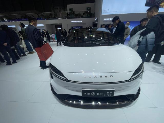 AIGC时代浪潮已至 人工智能如何落地终端？《科创板日报》记者直击AWE2024