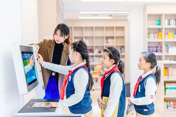 在“智慧”校园体验AI生活 虹口这所小学这样探索人工智能
