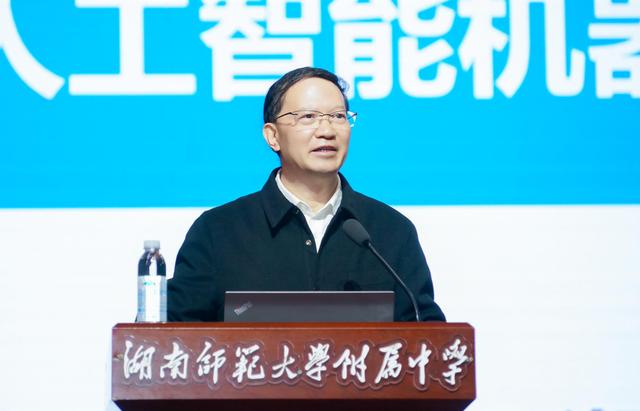王耀南院士走进湖南师大附中校园，点亮中学生人工智能梦
