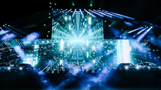 ?裸眼3D、数字人、元宇宙……F1赛场外的这场嘉年华超燃！
