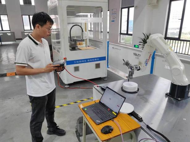 AI大模型为工业机器人注入“灵魂”