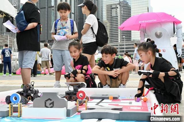 人工智能机器人“走进”香港湾仔海滨 吸引学生体验