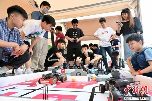 人工智能机器人“走进”香港湾仔海滨 吸引学生体验