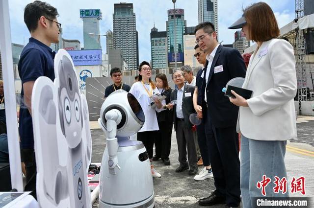 人工智能机器人“走进”香港湾仔海滨 吸引学生体验