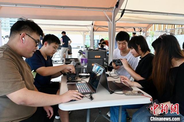 人工智能机器人“走进”香港湾仔海滨 吸引学生体验