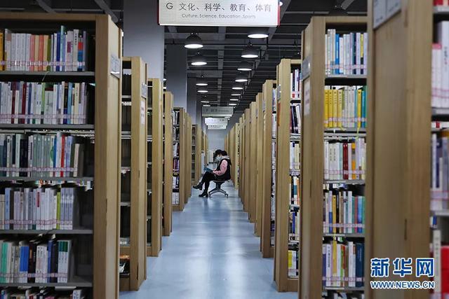 多所高校规范大学生用AI写论文，传递什么态度？