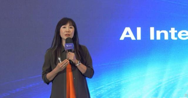 松鼠Ai梁静出席2024机器人与人工智能教育论坛，对话跨越边界的智能教育时代