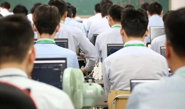 北京八维教育开设人工智能专业，助力学生在AI浪潮中乘风破浪