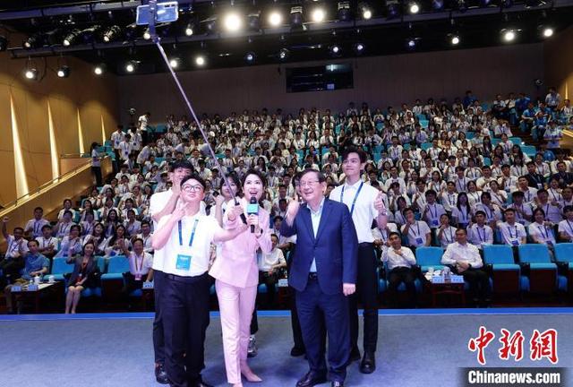 中国科协主席万钢对话大学生：要热情拥抱但不依赖人工智能