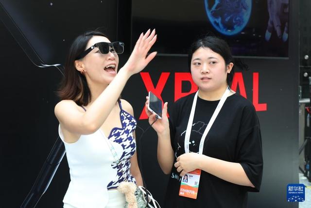 新华全媒+｜上海：在人工智能大会上感受科技之美