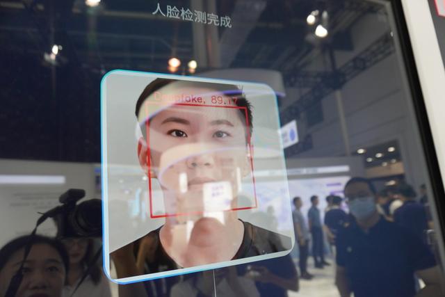 探“真”访谈：世界人工智能大会上，参观者被造了张“假脸”，怎么办？