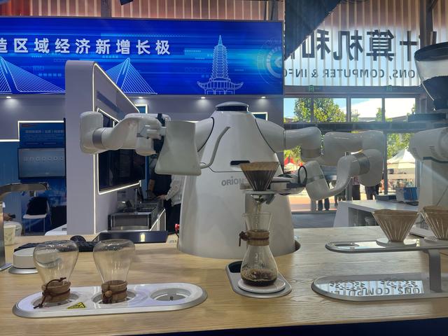 机器人来“求职”！服贸会展出人工智能新成果