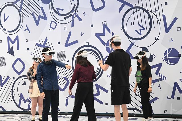 机遇中国 活力山东丨外国留学生体验元宇宙奇幻之旅