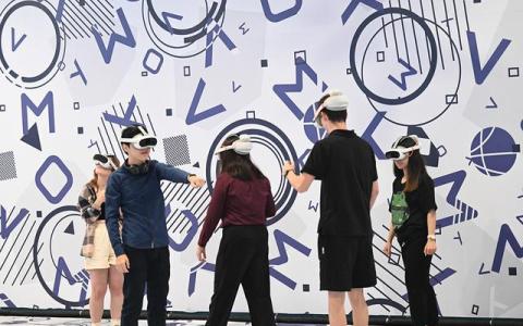机遇中国 活力山东丨外国留学生体验元宇宙奇幻之旅