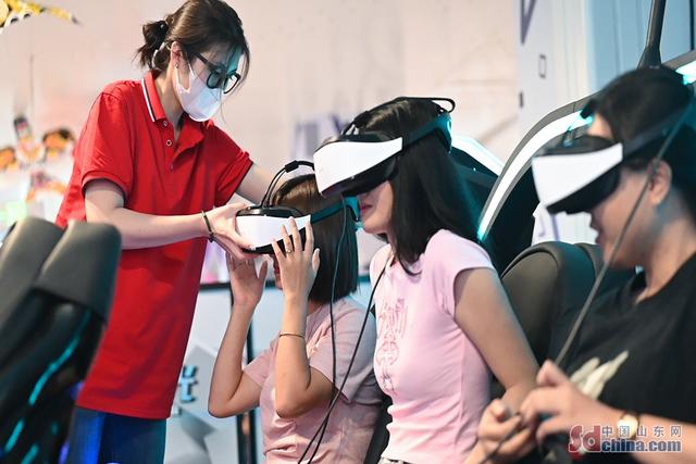 机遇中国 活力山东丨外国留学生体验元宇宙奇幻之旅
